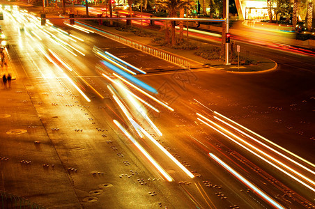 晚上移动红绿灯和汽车灯图片