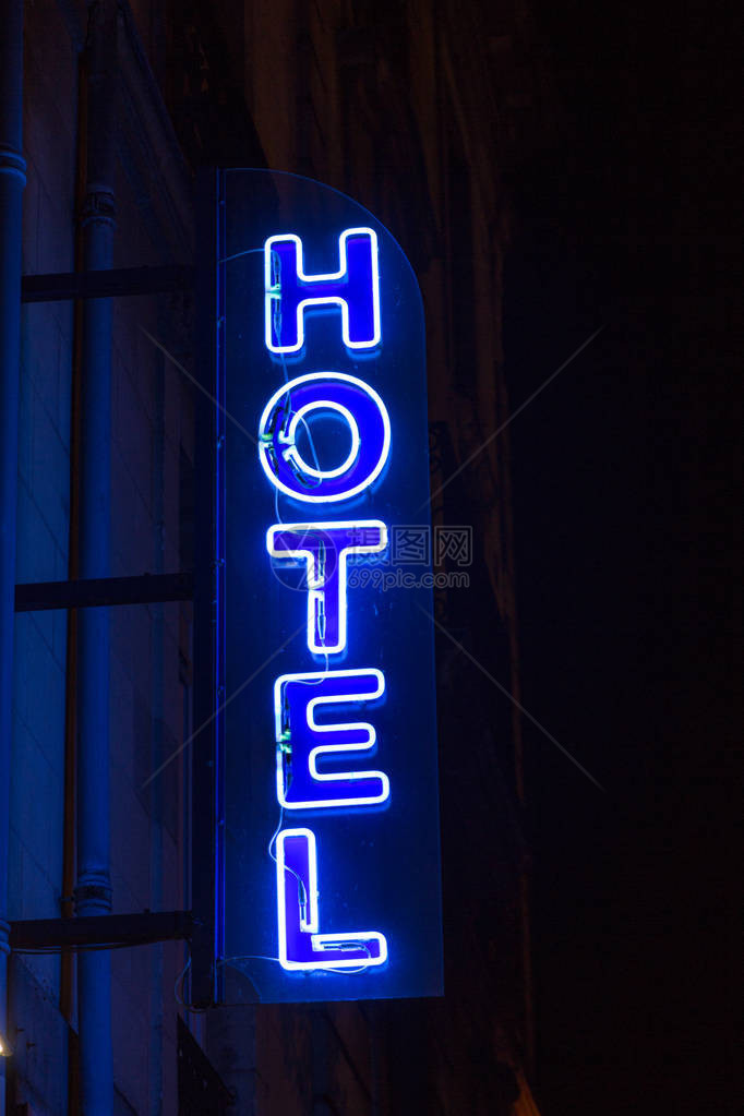 蓝色霓虹酒店在晚上签到图片