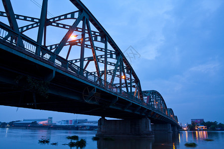 泰国曼谷的桥夜间交通图片
