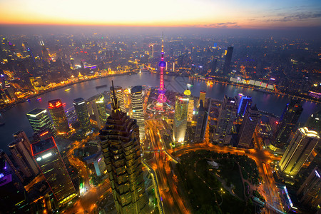 黄昏时分的上海鸟瞰图图片