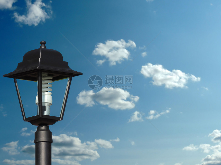 一盏孤零的路灯映衬着蓝天图片