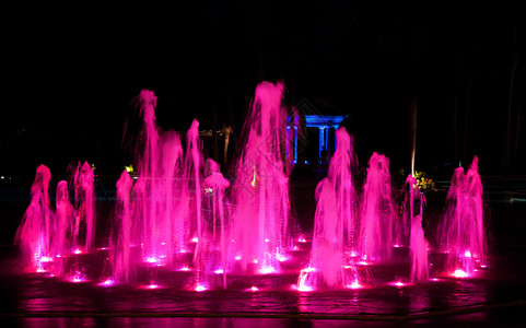 晚上有粉红色和蓝色灯光的喷泉图片