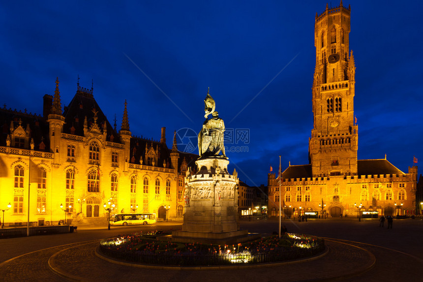 蓝色时段比利时中世纪古城布鲁日Brudge的市中心广场雕图片