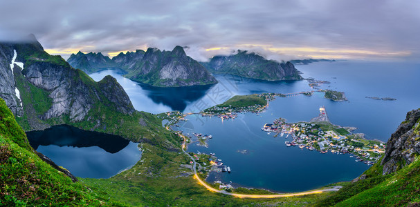 挪威Lofoten群岛山区和Reine的全景图片