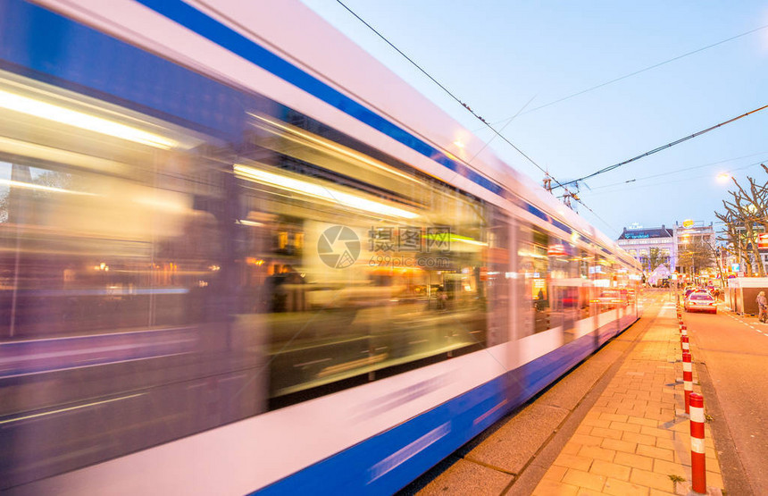 阿姆斯特丹火车在城市街图片