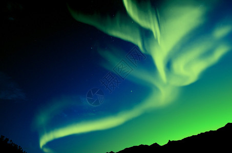 惊人的北极光山上的北极光图片