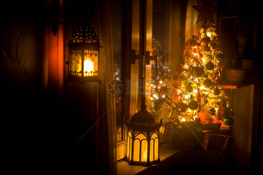 圣诞上装满了彩色玩具和灯光的假日树图片