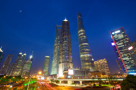 上海浦东城市摩天大楼在晚上图片