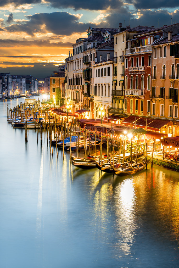 意大利威尼斯蓝色小时从里亚托桥出发图片