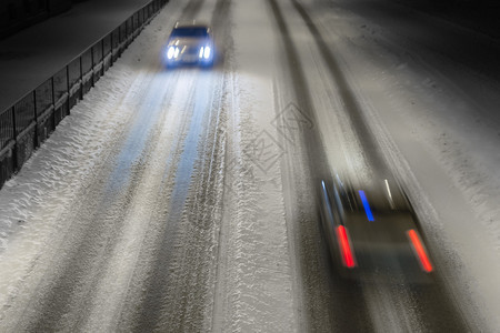 两辆汽车在冬季路上驾驶图片