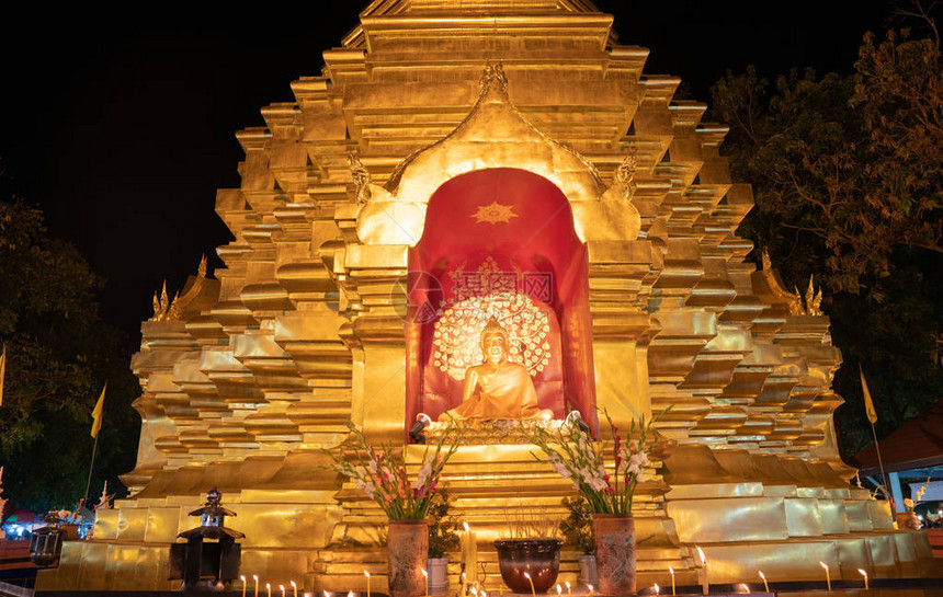 夜景中的佛殿在灯光下完成了金色的发光图片