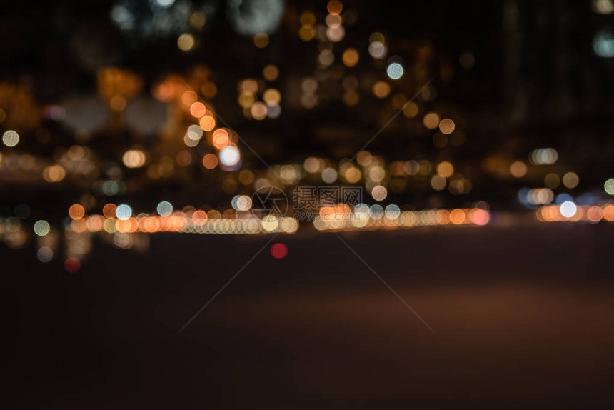 夜间有bokeh灯光和复制空间的图片