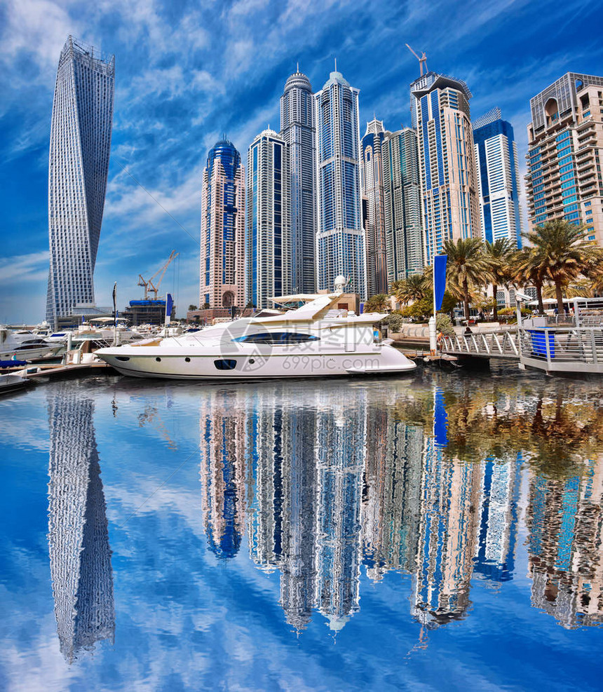 迪拜Marina号船在阿拉伯联合酋长国迪拜中图片