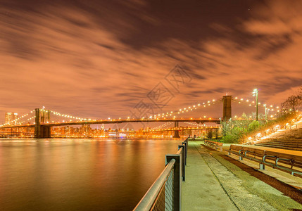 曼哈顿和布鲁克林大桥夜景图片