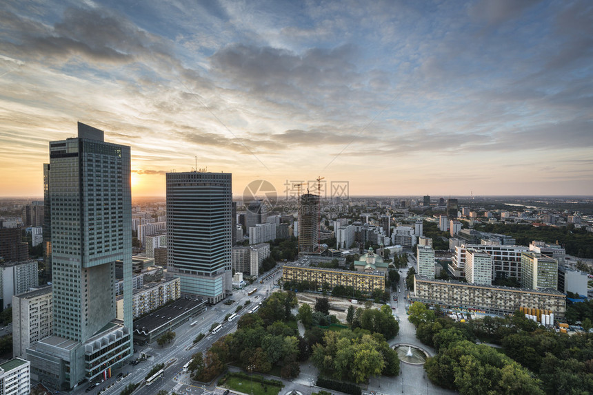 日落时华沙的现代建筑华沙是波兰图片