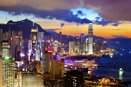 拥挤的市中心和夕阳下的香港建筑图片