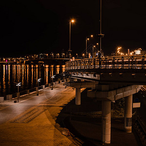 夜间灯光明亮的街道和桥梁图片