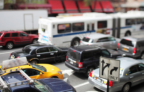 曼哈顿的街头交通现场有图片