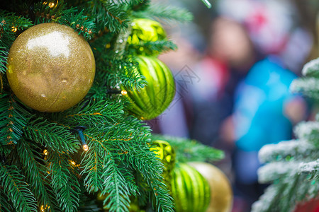 关闭圣诞树装饰品以装饰树木的无重点图片