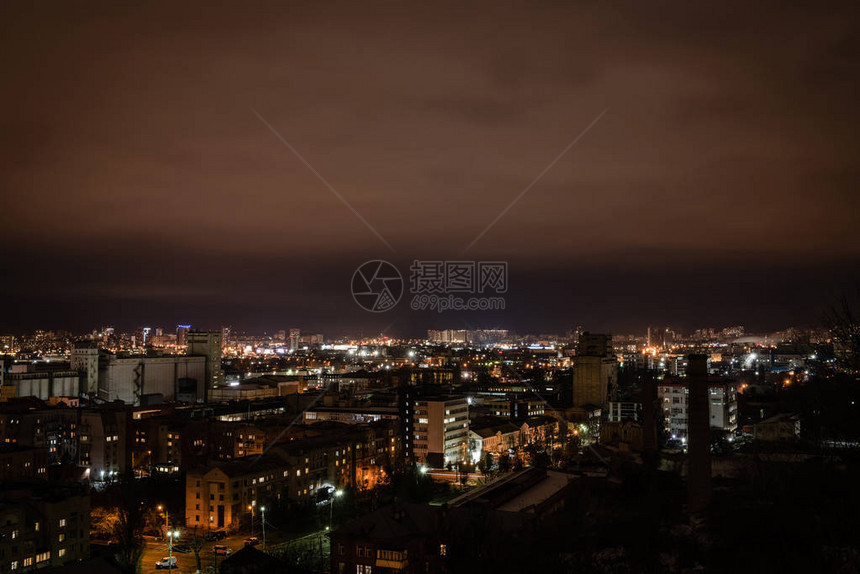 夜晚有照明的建筑物和街道的城市图片