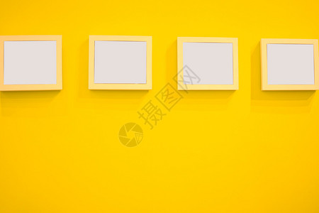 黄墙上的相框画廊的内部图片