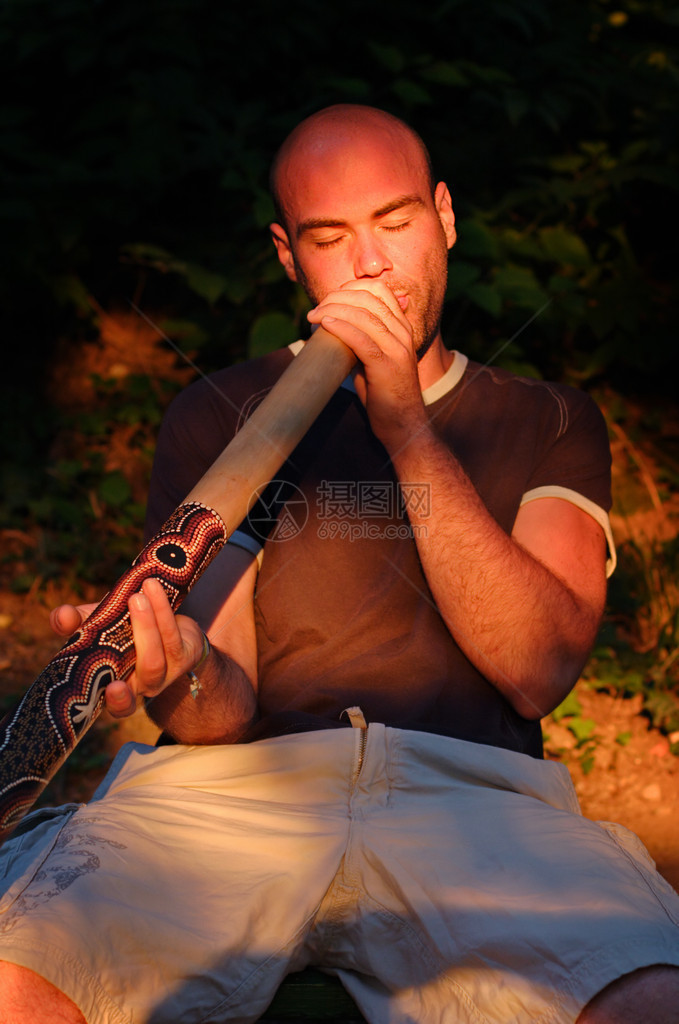 年轻人在大吉里多与澳洲原住民音乐器一起在日图片