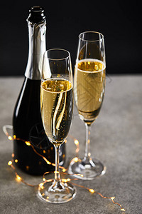 杯子和酒瓶加香槟黄色圣诞图片