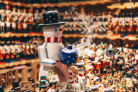 在萨尔茨堡圣诞市场商店销售的传统手工艺品传统圣诞图片