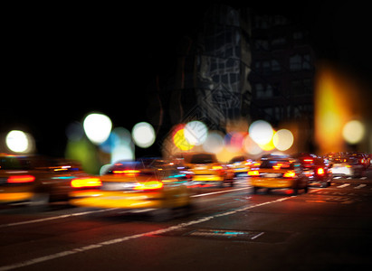 夜里纽约市繁忙街道的黄色计程车在晚图片