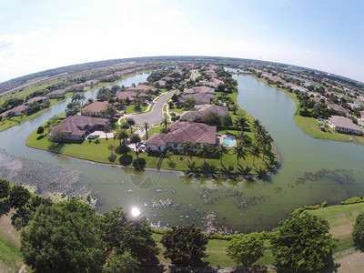 南佛罗里达州市郊滨水背景图片