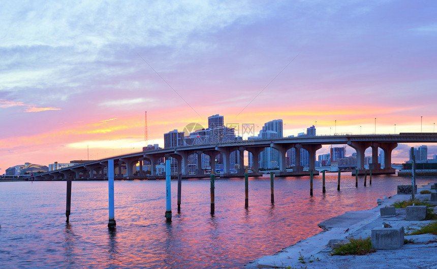 Biscayne湾上充满多彩照明的商业住宅楼和桥梁的夏季日落全景图片