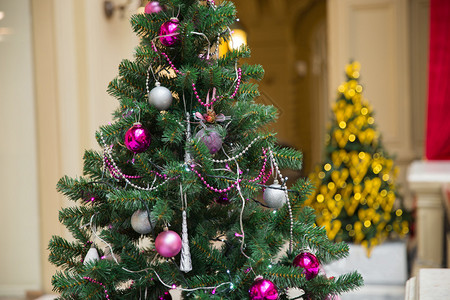 商场圣诞树的传统装饰图片