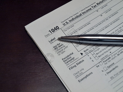 用于税务准备和会计事务相关主题事项的1040美元所得税表格概念照片单背景图片