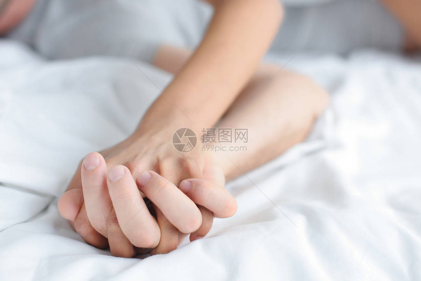 在家躺在床上时手握的一图片