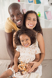 一个喜笑的混合家庭的垂直肖像图片