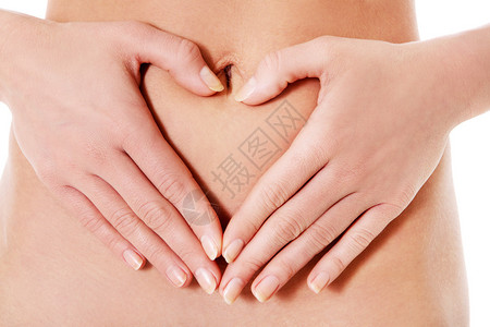 女人握着手在肚子上图片