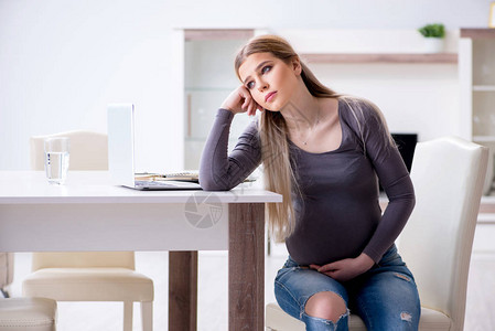 在家的孕妇为分娩准备图片