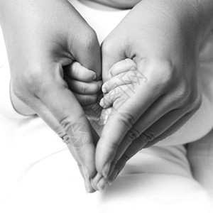 婴儿握着母亲的手指一起用手图片