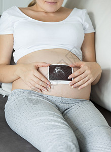 孕妇在胃部持有超声波图图片