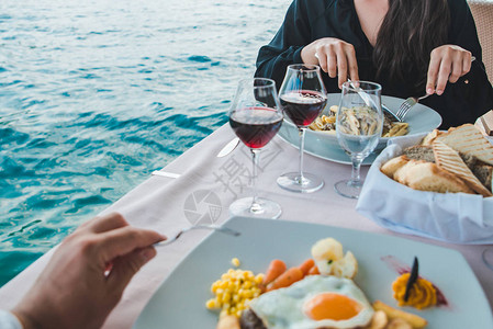 在海边餐厅吃饭的情侣浪漫约会图片