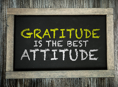 感恩是最好的态度写在黑板上图片