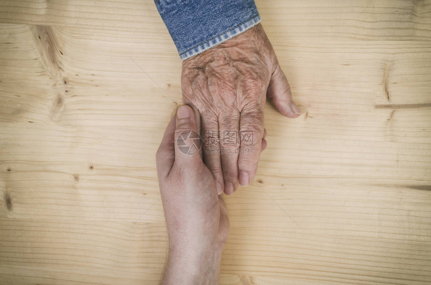 男人手握着一个老年妇女的手老太手握着许图片