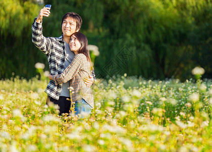 亚洲情侣用手机拍照图片