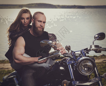 两个人和自行车摩托车上的年轻女子和大胡子男冒险和假期的概念复图片