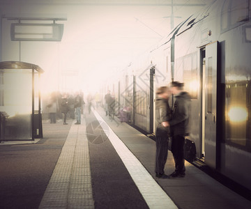 小情侣在雾天的火车站出发前告别然后背景图片