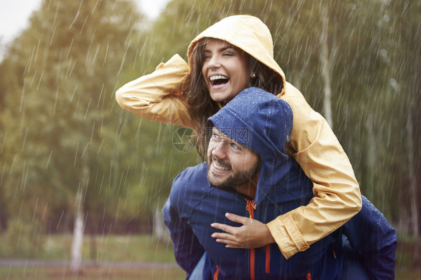 在森林里享受雨的恩爱夫妻图片