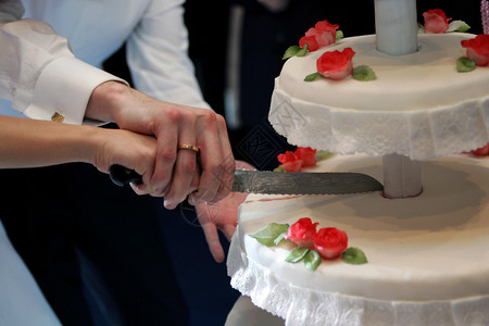 新婚夫妇切结婚蛋糕专注双手和前图片