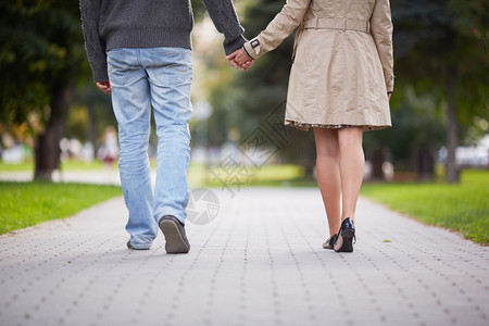走在公园的夫妇的腿图片
