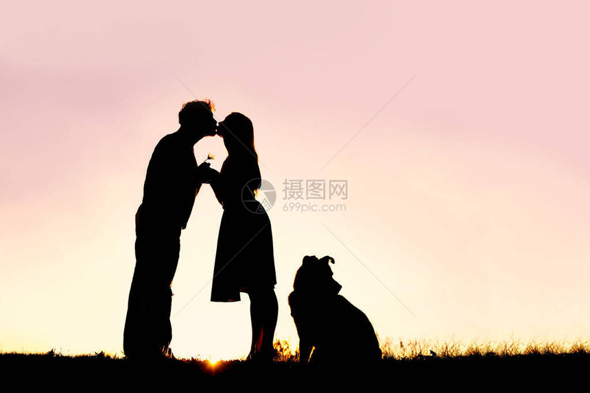 一对快乐的年轻已婚夫妇图片