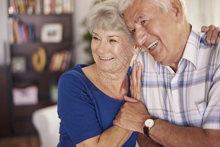 前辈夫妇拥抱和欢笑他们之间的纽带非常牢固图片